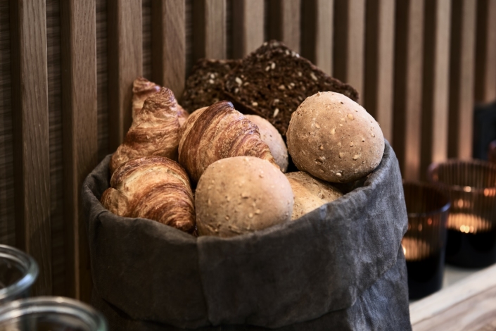 Morgenmadsfest: Hotel Oasia tilbyder en unik morgenmadsoplevelse med hjemmelavede favoritter, der vækker appetitten.