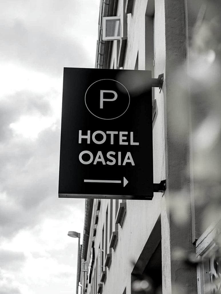 Let tilgængelig parkering: Hotel Oasia gæster får nem adgang til bekvem parkering. Fokusér på oplevelserne, ikke parkeringen.
