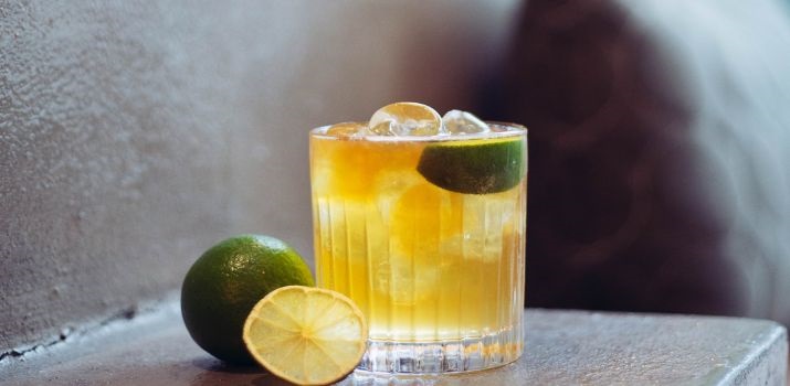 Udvalg af lækre cocktails på barkortet | Hotel Oasia