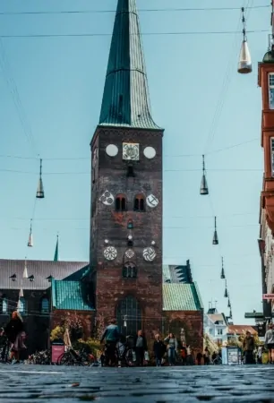 Aarhus Domkirke: Det historiske kirketårn rejser sig smukt mod en klar blå himmel.